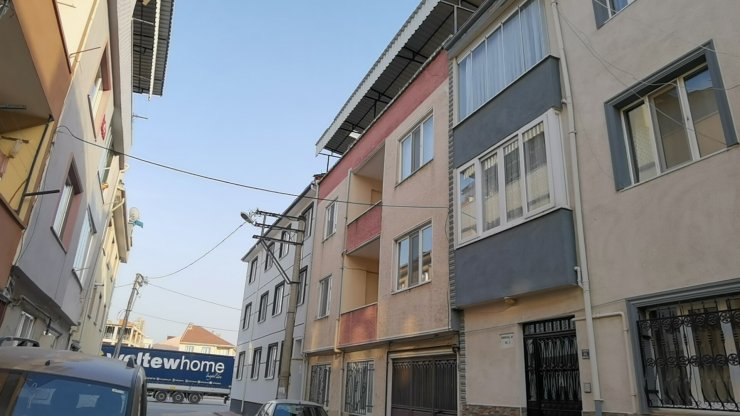 Çamaşır asarken asansör boşluğuna düştü