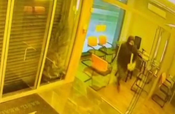 Camı tekmeleyerek kırıp bilgisayar çalan hırsız kamerada