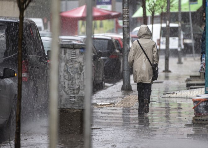 Etkili olan sağanak sürücüler ve yayalara zor anlar yaşattı