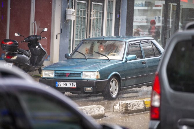 Etkili olan sağanak sürücüler ve yayalara zor anlar yaşattı