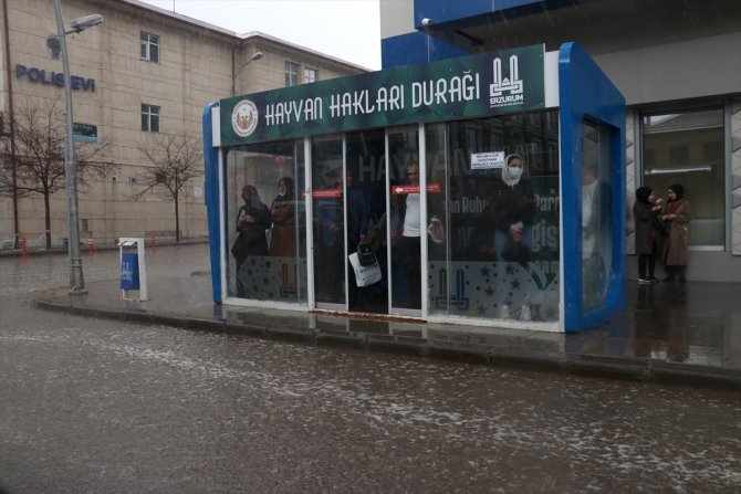Etkili olan sağanak sürücüler ve yayalara zor anlar yaşattı
