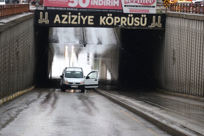 Etkili olan sağanak sürücüler ve yayalara zor anlar yaşattı