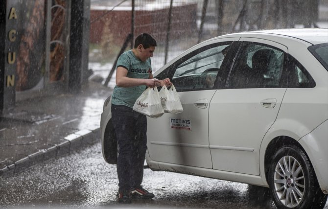 Etkili olan sağanak sürücüler ve yayalara zor anlar yaşattı