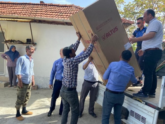 Evi yanan yaşlı kadına eşya desteği