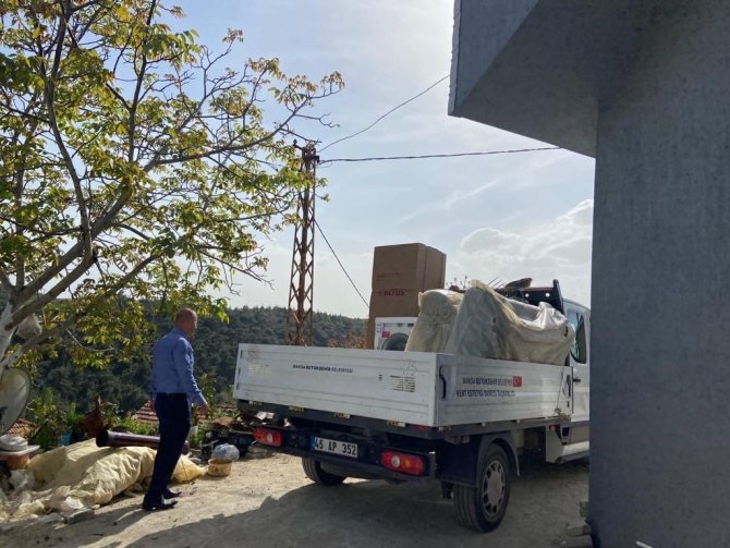 Evi yanan yaşlı kadına eşya desteği