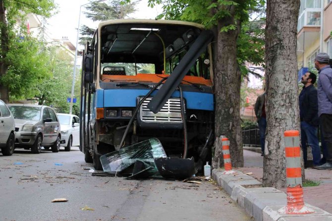 Freni arızalanan minibüs ağaca çarptı: 5 yaralı