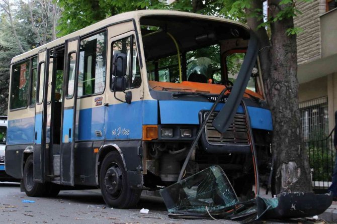 Freni arızalanan minibüs ağaca çarptı: 5 yaralı