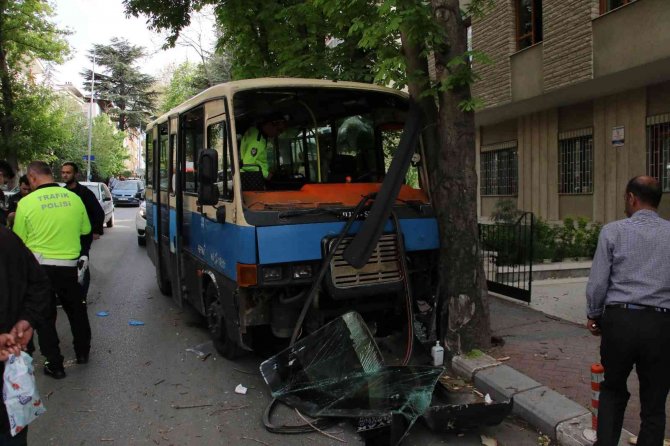 Freni arızalanan minibüs ağaca çarptı: 5 yaralı