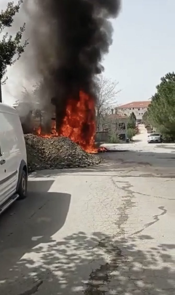 Hafriyat kamyonu alev alev yandı