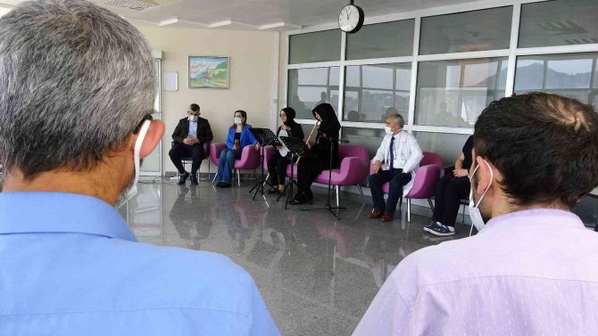 Hastalara ney dinletisi