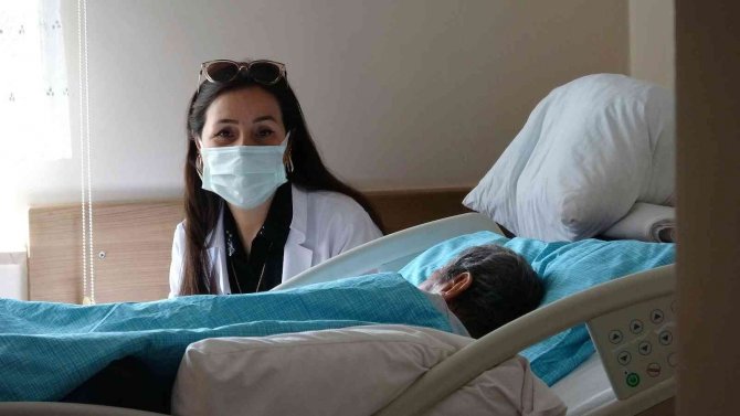 Hastalara ney dinletisi