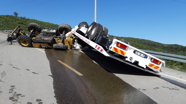 İş makinesi yüklü çekici devrildi, sürücü ilk iş annesini aradı
