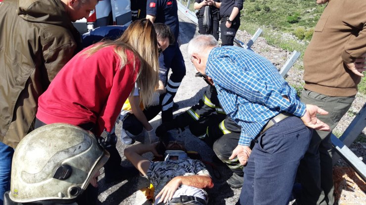 İş makinesi yüklü çekici devrildi, sürücü ilk iş annesini aradı