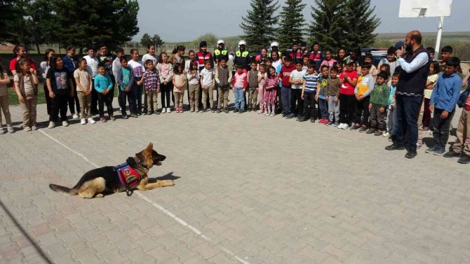 Jandarma ekipleri köyde yaşayan çocuklara bayram sevincini önceden yaşattı