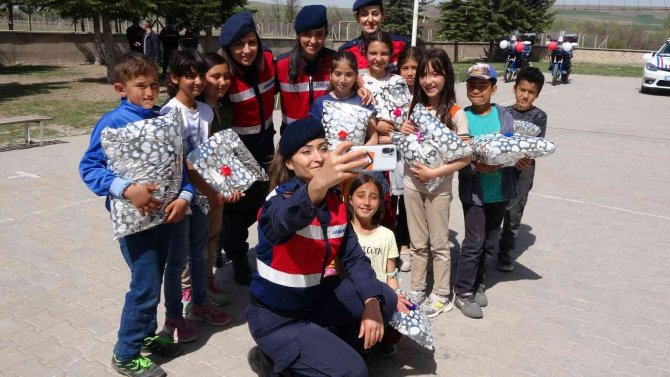 Jandarma ekipleri köyde yaşayan çocuklara bayram sevincini önceden yaşattı