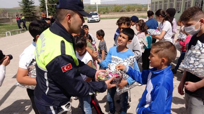 Jandarma ekipleri köyde yaşayan çocuklara bayram sevincini önceden yaşattı