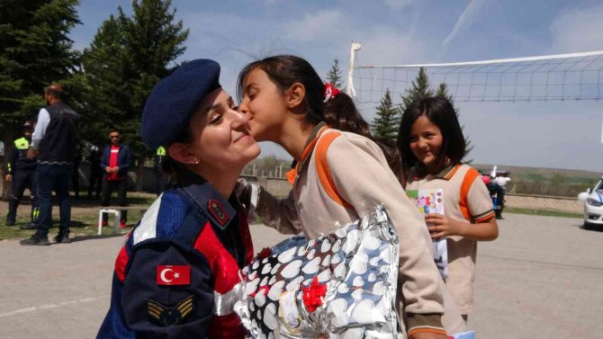 Jandarma ekipleri köyde yaşayan çocuklara bayram sevincini önceden yaşattı