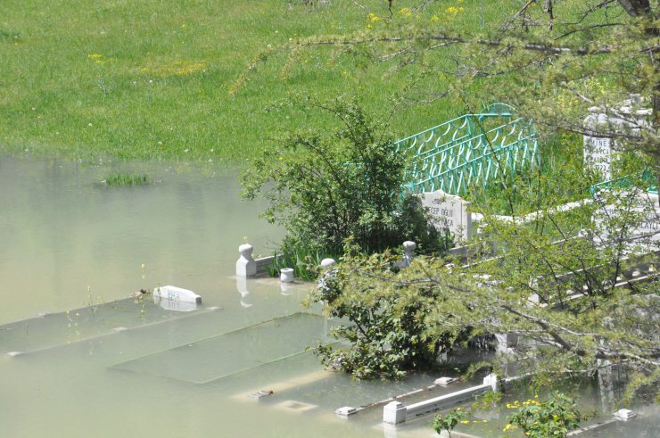 Karların erimesiyle baraj taştı, mezarlık suyla doldu