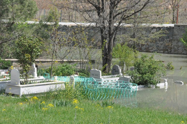 Karların erimesiyle baraj taştı, mezarlık suyla doldu