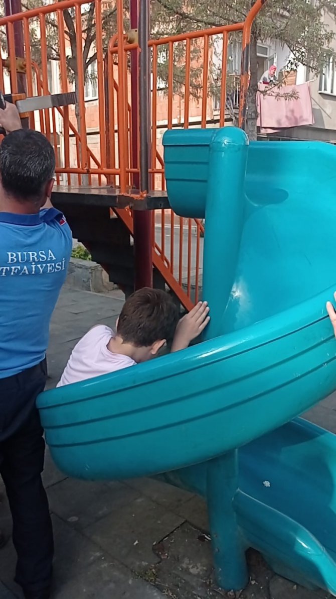 Kaydırak demirlerine sıkışan çocuğu itfaiye kurtardı