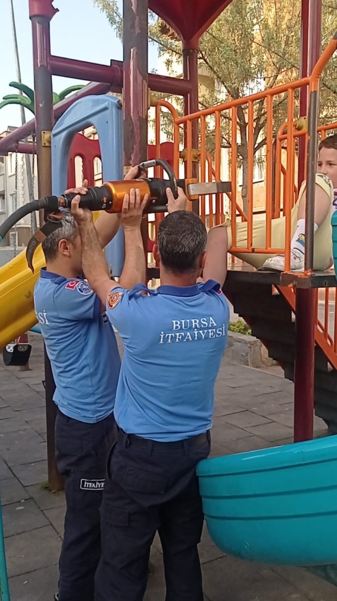 Kaydırak demirlerine sıkışan çocuğu itfaiye kurtardı