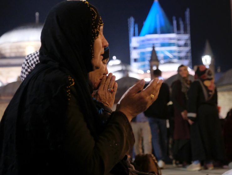 Konya'da Kadir Gecesi'nde on binler ellerini semaya açtı