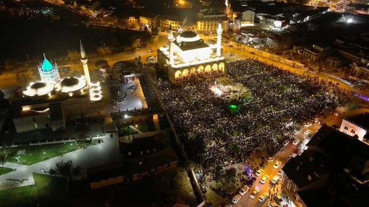 Konya'da Kadir Gecesi'nde on binler ellerini semaya açtı