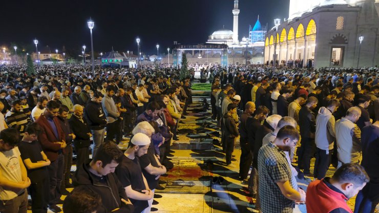 Konya'da Kadir Gecesi'nde on binler ellerini semaya açtı