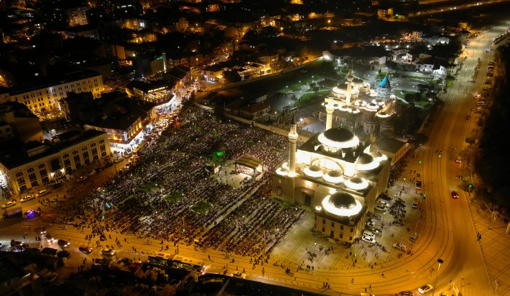 Konya'da Kadir Gecesi'nde on binler ellerini semaya açtı