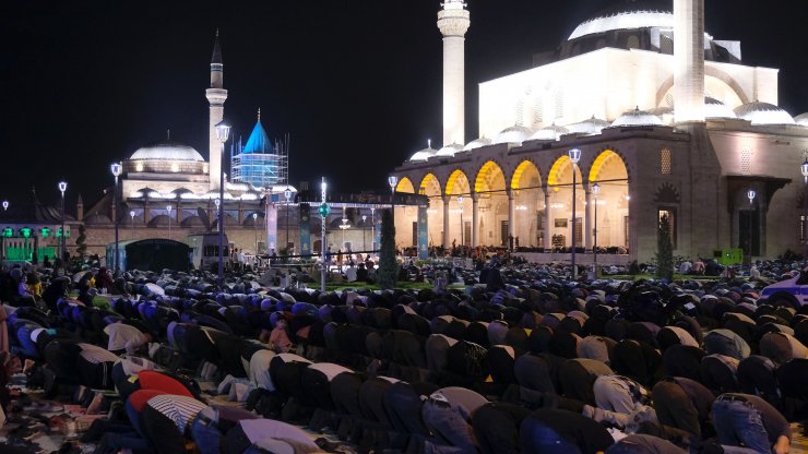 Konya'da Kadir Gecesi'nde on binler ellerini semaya açtı