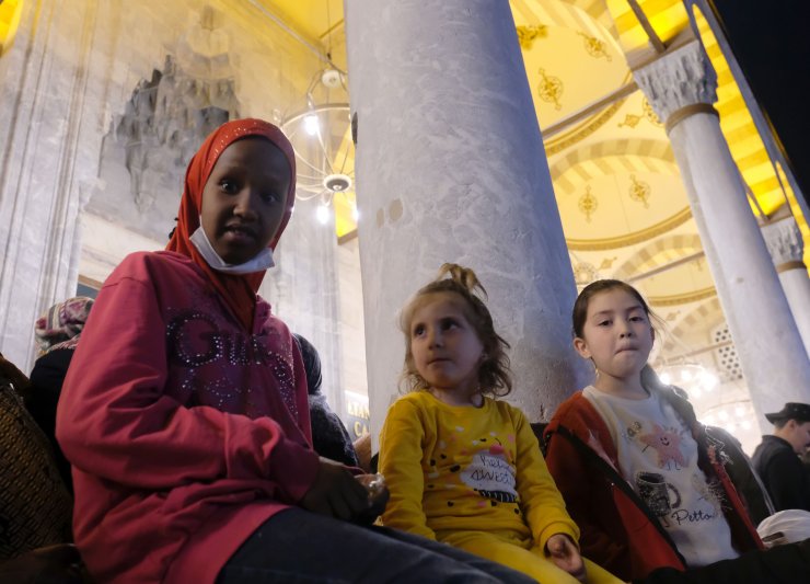 Konya'da Kadir Gecesi'nde on binler ellerini semaya açtı