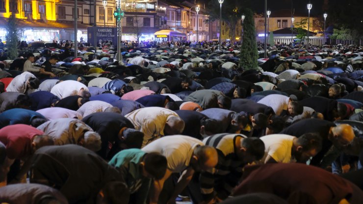Konya'da Kadir Gecesi'nde on binler ellerini semaya açtı