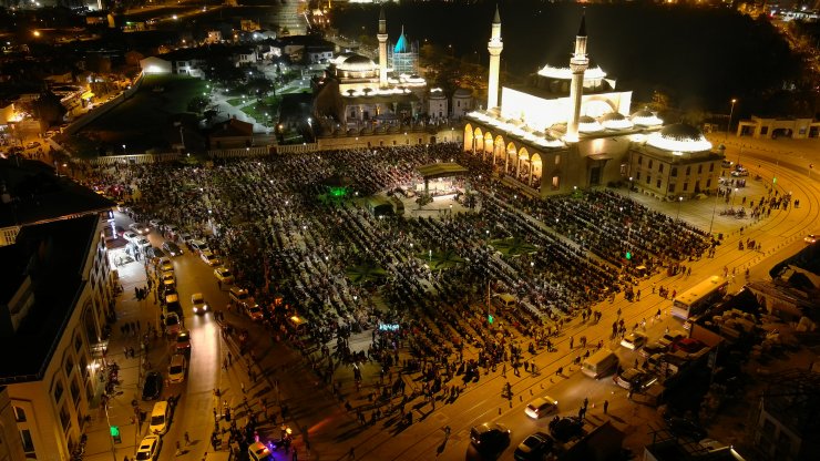 Konya'da Kadir Gecesi'nde on binler ellerini semaya açtı
