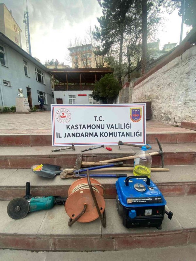 Maden ocağındaki demirleri çalarken yakalandılar