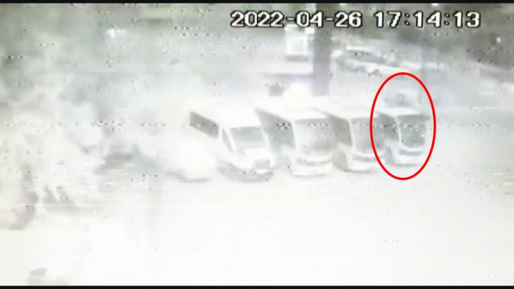 Minibüse yıldırım düştü