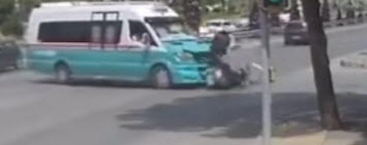 Minibüsle motosikletin çarpıştığı kaza kamerada