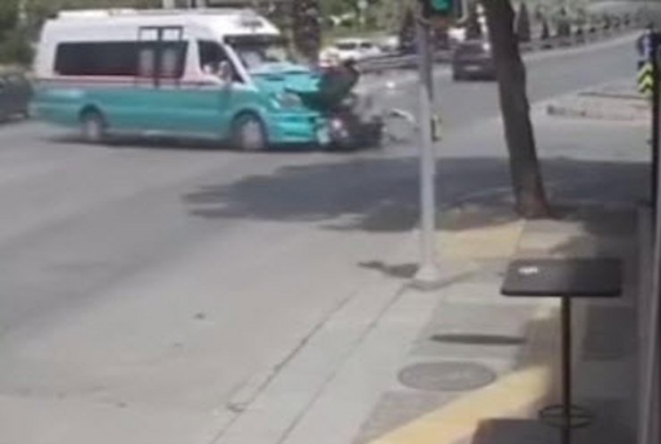 Minibüsle motosikletin çarpıştığı kaza kamerada