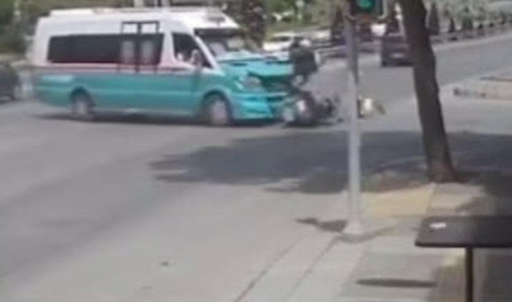 Minibüsle motosikletin çarpıştığı kaza kamerada