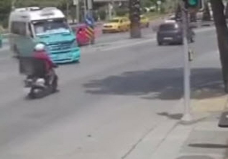 Minibüsle motosikletin çarpıştığı kaza kamerada