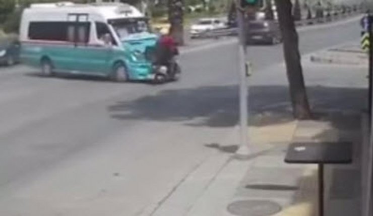 Minibüsle motosikletin çarpıştığı kaza kamerada