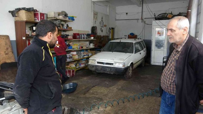 Otomobil fareleri, çamura saplandı