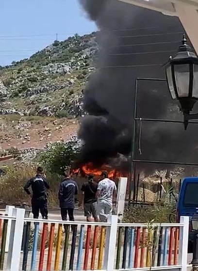 Park halindeki minibüsü ateşe verdi