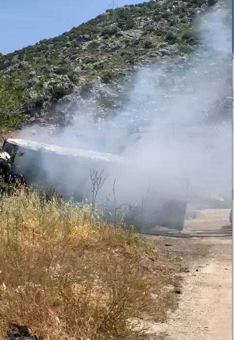 Park halindeki minibüsü ateşe verdi