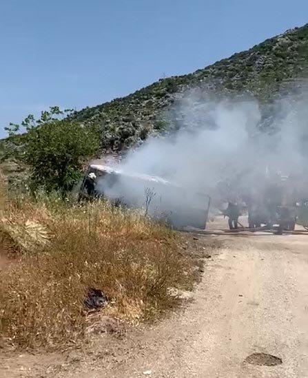 Park halindeki minibüsü ateşe verdi