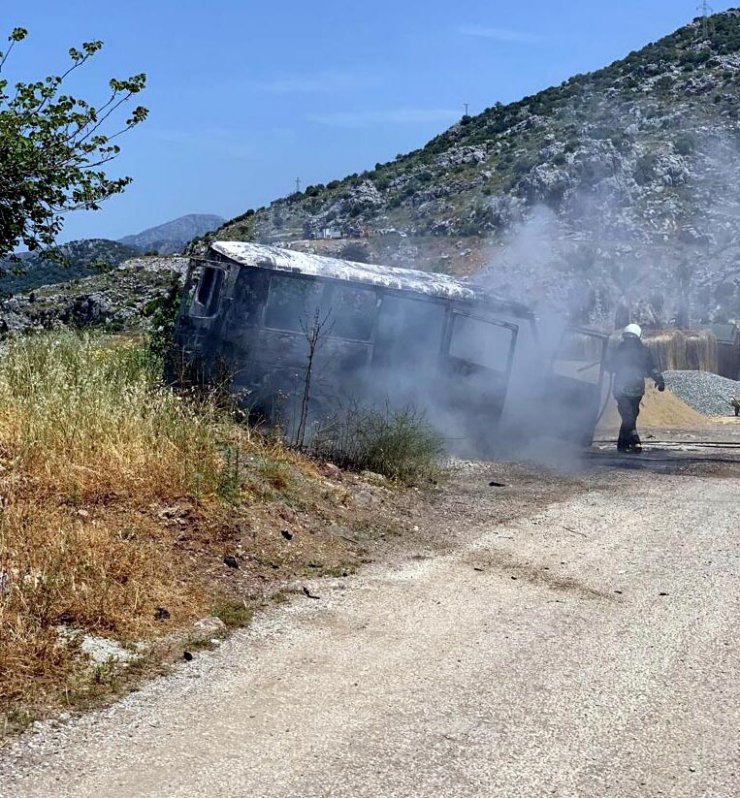Park halindeki minibüsü ateşe verdi