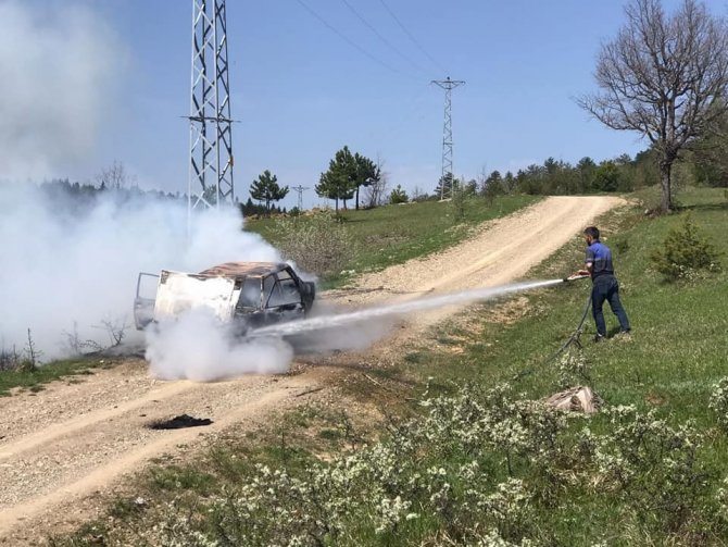 Seyir halindeki otomobil alev alev yandı