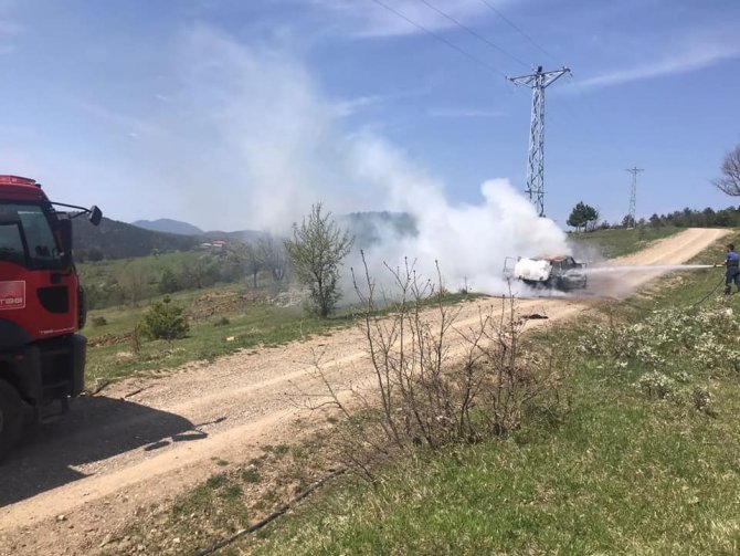 Seyir halindeki otomobil alev alev yandı