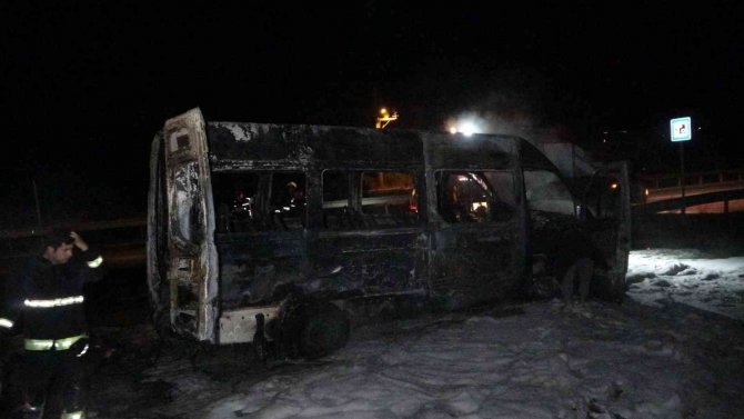 Tur minibüsü alev alev yandı