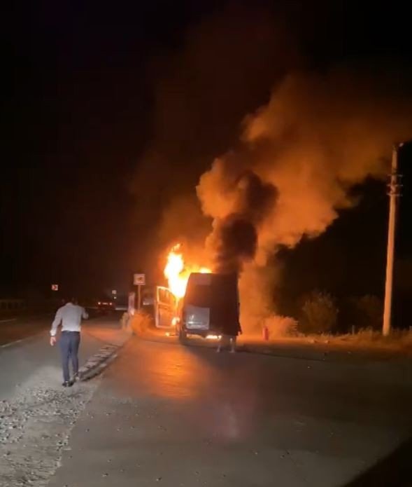 Tur minibüsü alev alev yandı