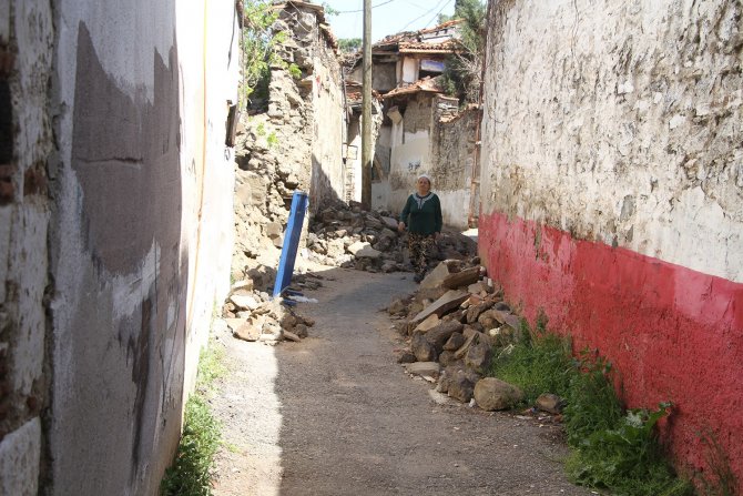 Yıkılan tarihi binanın duvarları 5 aydır kaldırılmadı